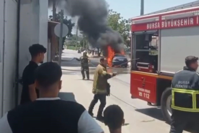 Aşırı sıcak seyir halindeki otomobili yaktı