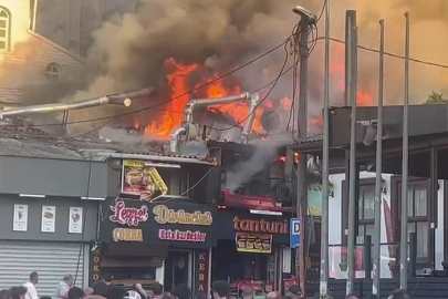 Bursa’nın tarihi semtinde yangın! 2 dükkan alev alev yanıyor