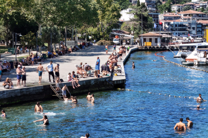 Sıcak havadan bunalan İstanbullular Boğaz'da serinledi