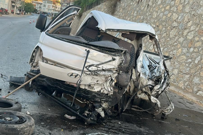 Tır ile kamyonet çarpıştı, 1 ağır yaralı