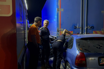 Kamyonun altına giren otomobilde can pazarı: 1 ölü, 1 ağır yaralı