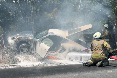Kaza yapan 10 milyon liralık Porsche alev aldı, sürücü son anda kurtuldu