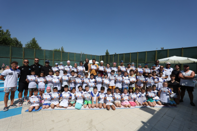 Minik yüzücülerin sertifika heyecanı