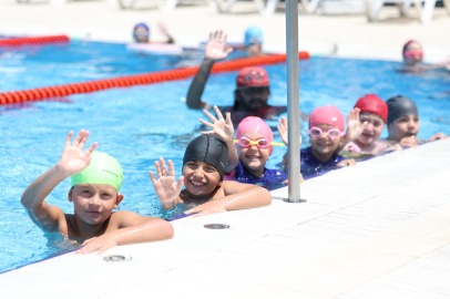 Yaz Okulları’nda minik yüzücülerin sertifika heyecanı