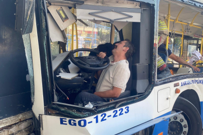Otobüs önce iki araca sonra üst geçide çarptı: 24 yaralı