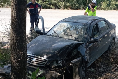 İnegöl'de otomobil ağaca çarptı: 2 kişi yaralandı