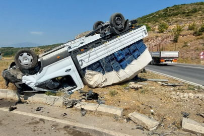 Bursa'da ticari araç kamyonetle çarpıştı: 3 yaralı