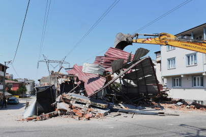 Yüksek gerilim hattına yapılan kaçak iş yeri yıkıldı