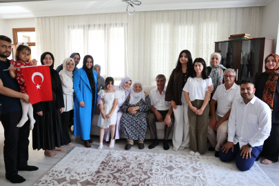 Elazığ'ın fenomen babaannesi Bakan Göktaş’ı bağrına bastı