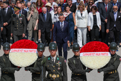 Özgür Özel'den Lozan Antlaşması'nın 102’nci yıl dönümünde Anıtkabir'e ziyaret