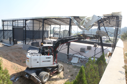 Kayapa’da iki kaçak yapı yıkıldı