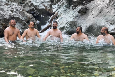Artvin’de gençler derede horonla serinledi
