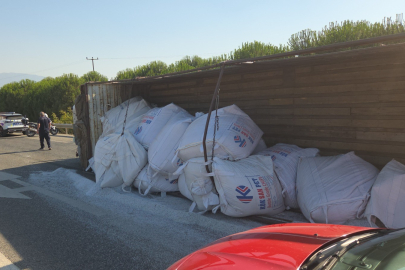 Plastik hammadde yüklü kamyon devrildi