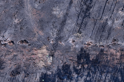 Yangın bölgesinde enerji hatlarının onarımı başladı
