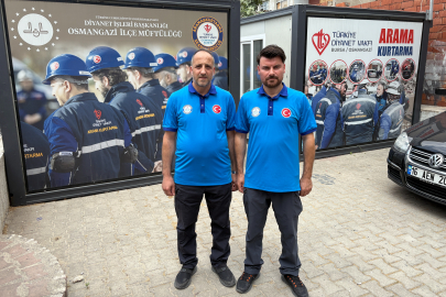 İtfaiye aracının üzerinde namaz kılan gönüllüler konuştu