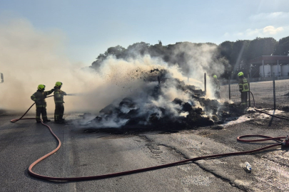 Saman yüklü kamyonet alev topuna döndü