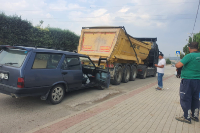 Otomobil kamyona çarptı, 4 yaralı