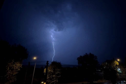 Bursa’da şimşekler geceyi aydınlattı
