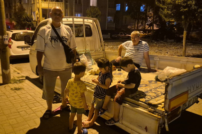 Kamyonet kasasında deprem nöbeti