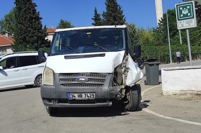 Kontrolden çıkan kamyonet, beton direğe çarptı: 3 yaralı