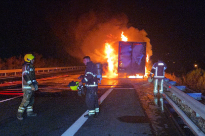 Bursa-İzmir yolunda geceyi aydınlatan kaza! Kamyon alevlere teslim oldu...