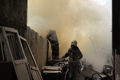 İnegöl'de yıkımına başlanan apartmanda yangın çıktı