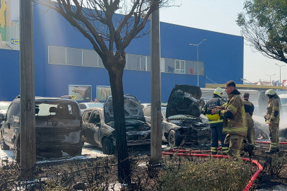 Bursa'da AVM otoparkında yangın: 6 araç kül oldu