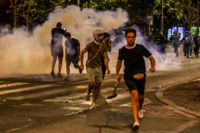 Sırbistan sokakları savaş alanına döndü