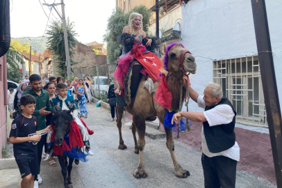 Böyle düğün görülmedi, anne deveye sünnet çocuğu Midilliye bindi