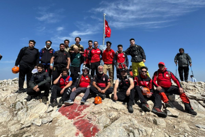 İnegöl Belediyespor ve DOSTUM Grubu, Uludağ Zirvesinde Zafer Bayramı’nı kutladı