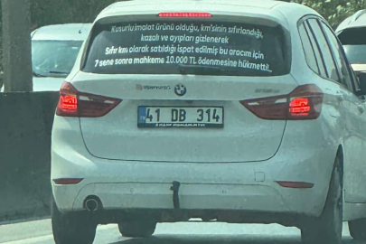 Arabasının arkasına yazdığı yazıyı gören dönüp bir daha bakıyor