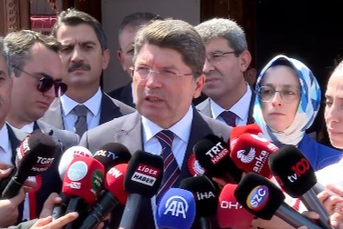 Bakan Tunç: "CHP'li siyasetçilerin yorum yaparken yargıyı etkilemeye yönelik beyanlardan kaçınmaları gerekir"