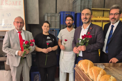 Mevlit Kandilini gül dağıtarak kutladılar