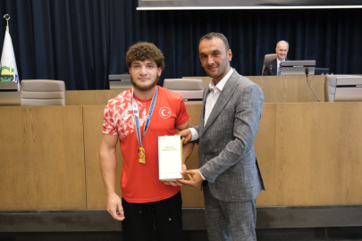 İnegöl’ün başarılı gençleri, mecliste onure edildi
