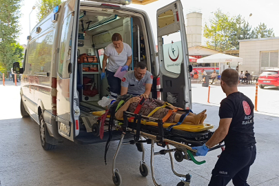 Oğlunun kullandığı traktörün altında kalan yaşlı kadın ağır yaralandı