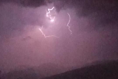 Bursa’da şimşekler geceyi aydınlattı