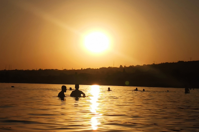 Van Gölü’nde gün batımında yüzme keyfi