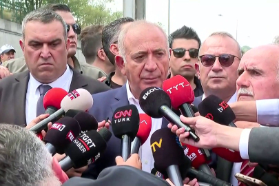 CHP İstanbul İl Başkanlığına gelen Gürsel Tekin'e su şisesi fırlattılar