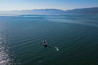 İznik Gölü'ndeki kuraklığa dikkat çekmek için gölü baştan başa yüzdü