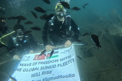 Denizin dibinde Filistin bayrağı açtılar