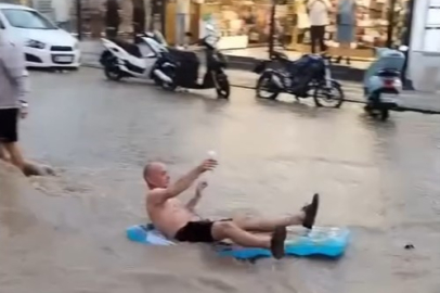 Fethiye’de turistler sel sularında eğlendi