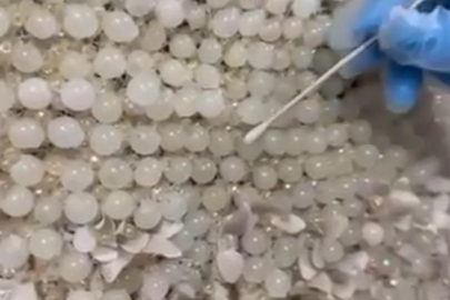 Gelinliğin üzerine boncuk şeklinde işlenmiş 25 kilo uyuşturucu ele geçirildi