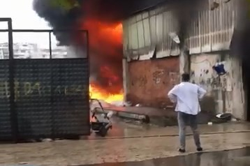 Karacabey’de geri dönüşüm atölyesi alev alev yandı