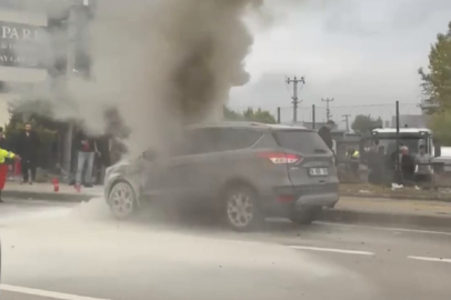 Alev alan otomobile polisler müdahale etti