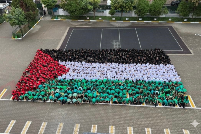 Minik öğrencilerden Filistin’e dev bayraklı destek