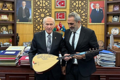Sanatçı Yavuz Bingöl, MHP Lideri Bahçeli’ye bağlama hediye etti