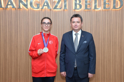 Başkan Erkan Aydın şampiyon sporcuyu ağırladı