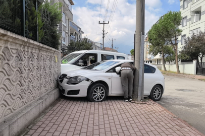 İki araç da site duvarına çarparak durabildi