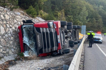 Kontrolden çıkan yüklü tır devrildi, sürücü ve eşi yaralandı!