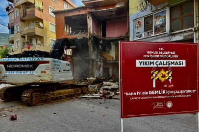 Gemlik’te metruk bina yıkımları devam ediyor